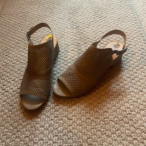 Stacked heel open toe taupe sandals size 9 - Picture 2 of 7